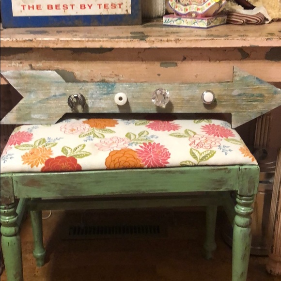 Other - funky arrow necklace holder